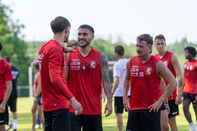 GER, Erfurt, Fussball, Trainingsstart, Trainingsauftakt, oeffentliches Training FC Rot-Weiss Erfurt im Bild v.l.: Lorenz Otto (FC Rot-Weiß Erfurt 01), Sofiane Ikene (FC Rot-Weiß Erfurt 04), Lucas Falcao (FC Rot-Weiß Erfurt 55), unterhalten sich 23.06.2026, Sportzentrum Cyriaksgebreite Erfurt DFB REGULATIONS PROHIBIT ANY USE OF PHOTOGRAPHS AS IMAGE SEQUENCES AND OR QUASI-VIDEO, *** GER, Erfurt, Soccer, Start of Training, Kickoff of Training, Public Training Session for FC Rot-Weiß Erfurt (pictured, from left) Copyright: HMBxMedia PaulxFritz