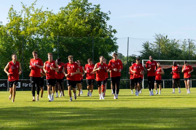 GER, Erfurt, Fussball, Trainingsstart, Trainingsauftakt, oeffentliches Training FC Rot-Weiss Erfurt im Bild v.l.: Rot Weiss Erfurt Team, Auslaufen, nach der Einheit, Mannschaft, komplett 23.06.2026, Sportzentrum Cyriaksgebreite Erfurt DFB REGULATIONS PROHIBIT ANY USE OF PHOTOGRAPHS AS IMAGE SEQUENCES AND OR QUASI-VIDEO, *** GER, Erfurt, Soccer, Start of Training, Kickoff of Training, Public Training Session of FC Rot Weiss Erfurt in the photo (from left) Copyright: HMBxMedia PaulxFritz