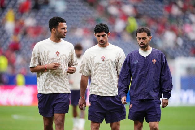 June 23, 2026, Houston, Texas, United States: Goncalo Ramos, Goncalo Guedes and Bernardo Silva of Portugal look on during the FIFA World Cup, WM, Weltmeisterschaft, Fussball 2026 Group K match between Portugal and Uzbekistan at Houston Stadium on June 23, 2026 in Houston, Texas. Portugal V Uzbekistan: Group K - FIFA World Cup 2026  - ZUMAa181 20260623_zaa_a181_032 Copyright: xJosexBretonx