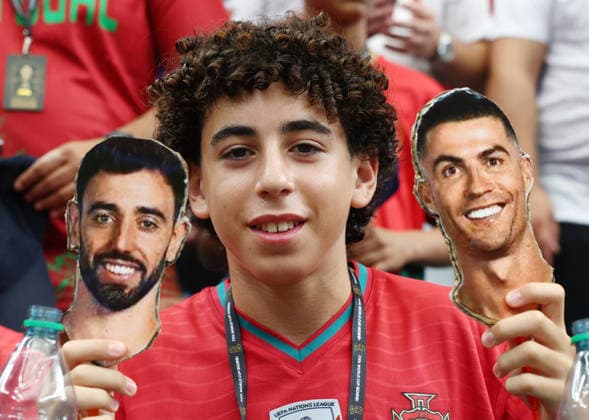 A fan of Portugal s Christiano Ronaldo and Bruno Fernandes shows his support before the start of a FIFA World Cup, WM, Weltmeisterschaft, Fussball match against Uzbekistan at Houston Stadium in Houston, Texas, on Tuesday, June 23, 2026.  HOU20260623902 CHRISTIANxBRUNSKILL