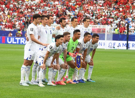 Uzbekistan players pose for a photo before the start of a FIFA World Cup, WM, Weltmeisterschaft, Fussball match against Portugal at Houston Stadium in Houston, Texas, on Tuesday, June 23, 2026.  HOU20260623907 CHRISTIANxBRUNSKILL