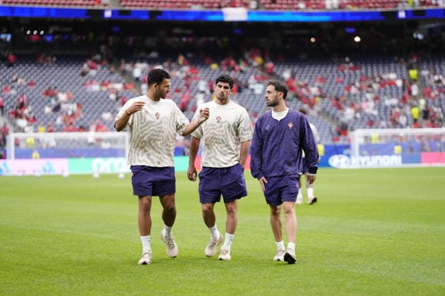 Portugal v Uzbekistan - FIFA World Cup, WM, Weltmeisterschaft, Fussball 2026 - Group K HOUSTON, USA - JUNE 23: Goncalo Ramos, Goncalo Guedes and Bernardo Silva of Portugal speak together during the 2026 FIFA World Cup First Stage Group K match between Portugal and Uzbekistan at NRG Stadium (Houston Stadium) in Houston, Texas, United States on June 23, 2026. Jose Hernandez Anadolu Texas United States. Editorial use only. Please get in touch for any other usage.  Copyright: x2026xAnadoluxJosexHernandezx
