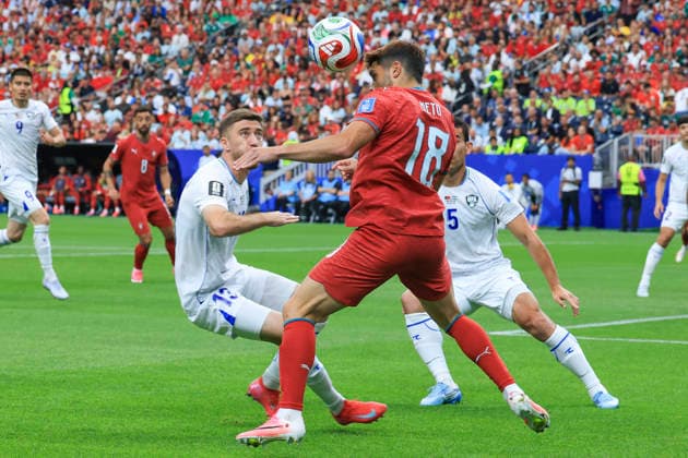 Pedro Neto (C) of Portugal in action against Sherzod Nasrullaev of Uzbekistan during the Group K soccer match between Portugal and Uzbekistan at the 2026 FIFA World Cup, WM, Weltmeisterschaft, Fussball 2026 group stage match at the Houston stadium, United States, 23 June 2026. FIFA World Cup 2026 - Group K - Portugal vs Uzbekistan !ACHTUNG: NUR REDAKTIONELLE NUTZUNG!  Copyright: xCarlosxRamirezx GRAF4304 20260623-55020685497_1