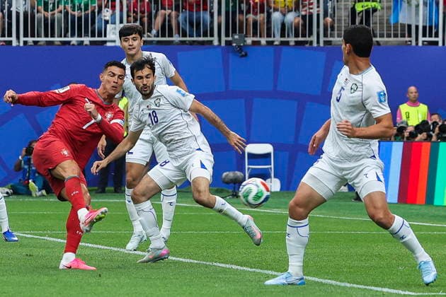 FIFA World Cup, WM, Weltmeisterschaft, Fussball 2026 - Portugal vs Uzbekistan Portugal s Cristiano Ronaldo (L) scores a goal against Uzbekistan during the FIFA World Cup 2026 Group K soccer match Portugal vs Uzbekistan at Houston Stadium, Texas, USA, 23 June 2026. Houston Texas Estados Unidos  Copyright: xMIGUELxA.xLOPESx