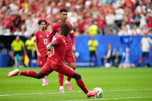 Portugal v Uzbekistan - FIFA World Cup, WM, Weltmeisterschaft, Fussball 2026 - Group K HOUSTON, USA - JUNE 23: Cristiano Ronaldo and Nuno Mendes of Portugal are seen at the set piece during the 2026 FIFA World Cup First Stage Group K match between Portugal and Uzbekistan at NRG Stadium (Houston Stadium) in Houston, Texas, United States on June 23, 2026. Hakan Akgun Anadolu Texas United States. Editorial use only. Please get in touch for any other usage.  Copyright: x2026xAnadoluxHakanxAkgunx