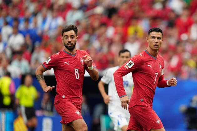 Portugal v Uzbekistan - FIFA World Cup, WM, Weltmeisterschaft, Fussball 2026 - Group K HOUSTON, USA - JUNE 23: Cristiano Ronaldo and Bruno Fernandes of Portugal in action during the 2026 FIFA World Cup First Stage Group K match between Portugal and Uzbekistan at NRG Stadium (Houston Stadium) in Houston, Texas, United States on June 23, 2026. Hakan Akgun Anadolu Texas United States. Editorial use only. Please get in touch for any other usage.  Copyright: x2026xAnadoluxHakanxAkgunx