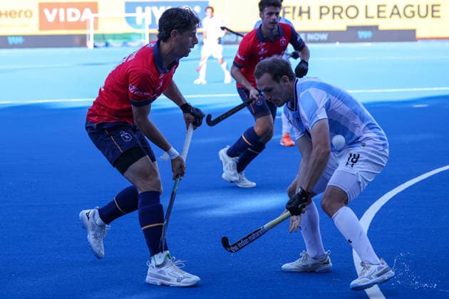 2026_06_23, FIH Hockey Pro League, Argentinien vs Spanien , Männer, Ernst-Reuter-Sportfeld Joaquin Menini (Spanien, 18) , Facundo Sarto (Argentinien, 18) Berlin Berlin Germany *** June 23, 2026, FIH Hockey Pro League, Argentina vs. Spain, Mens, Ernst Reuter Sportfeld, Joaquin Menini (Spain), 18, Facundo Sarto (Argentina), 18, Berlin, Berlin, Germany,detected_source_language