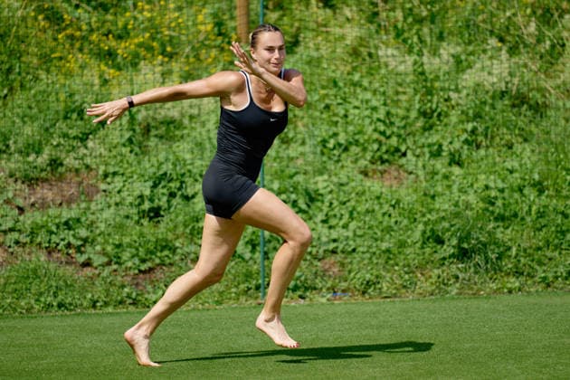 2026 Wimbledon, June 23, Practice LONDON, - JUNE 23: Aryna Sabalenka exercises with bare feet on the fresh grass during the 2026 Wimbledon, June 23, Practice at The all England club, Wimbledon on June 23, 2026 in London, GBR. London The all England club, Wimbledon GBR Copyright: xPeterxvanxdenxBerg ISIxPhotosx 9411