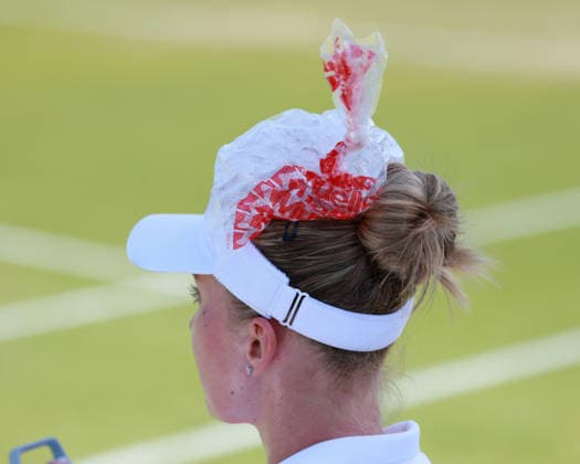 Polina Kudermetova (UZB) hat einen Eisbeutel auf dem Kopf waehrend der Spielpause, Hitze, Damen Einzel, Ladies Singles, Qualifikation, Wimbledon Tennis - Wimbledon 2026 - Grand Slam ITF ATP, Tennis Herren WTA, Tennis Damen - AELTC - London - - Great Britain - 23 June 2026. *** Polina Kudermetova (UZB) has an ice pack on her head during a break in play, heat, Womens Singles, Qualifying, Wimbledon Tennis, Wimbledon 2026, Grand Slam, ITF, ATP, WTA, AELTC, London, Great Britain, June 23, 2026,detected_source_language Copyright: xJuergenxHasenkopfx