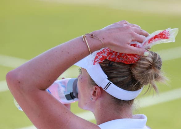 Polina Kudermetova (UZB) hat einen Eisbeutel auf dem Kopf waehrend der Spielpause, Hitze, Damen Einzel, Ladies Singles, Qualifikation, Wimbledon Tennis - Wimbledon 2026 - Grand Slam ITF ATP, Tennis Herren WTA, Tennis Damen - AELTC - London - - Great Britain - 23 June 2026. *** Polina Kudermetova (UZB) has an ice pack on her head during a break in play, heat, Womens Singles, Qualifying, Wimbledon Tennis, Wimbledon 2026, Grand Slam, ITF, ATP, WTA, AELTC, London, Great Britain, June 23, 2026,detected_source_language Copyright: xJuergenxHasenkopfx