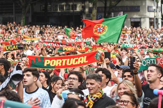 Torcida Portugal x Uzbequistão PORTO PT (PORTUGAL), PT - 23.06.2026: TORCIDA PORTUGAL X UZBEQUISTaO - Portuguese fans watch Portugal& 39;s second match in the 2026 FIFA World Cup, WM, Weltmeisterschaft, Fussball against Uzbekistan, broadcast from the Fan Zone set up in Praca de D. Joao I, in the center of Porto. The match, valid for the second round of Group K, is another step in the Portuguese national team, Nationalteam 39;s campaign in the World Cup being held in the United States, Canada and Mexico. (Photo: Daniela Maria Fotoarena) x2968326x  DanielaxMaria