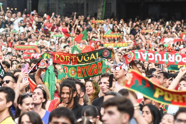 Torcida Portugal x Uzbequistão PORTO PT (PORTUGAL), PT - 23.06.2026: TORCIDA PORTUGAL X UZBEQUISTaO - Portuguese fans watch Portugal& 39;s second match in the 2026 FIFA World Cup, WM, Weltmeisterschaft, Fussball against Uzbekistan, broadcast from the Fan Zone set up in Praca de D. Joao I, in the center of Porto. The match, valid for the second round of Group K, is another step in the Portuguese national team, Nationalteam 39;s campaign in the World Cup being held in the United States, Canada and Mexico. (Photo: Daniela Maria Fotoarena) x2968327x  DanielaxMaria