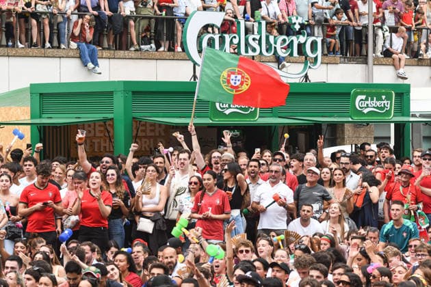Torcida Portugal x Uzbequistão PORTO PT (PORTUGAL), PT - 23.06.2026: TORCIDA PORTUGAL X UZBEQUISTaO - Portuguese fans watch Portugal& 39;s second match in the 2026 FIFA World Cup, WM, Weltmeisterschaft, Fussball against Uzbekistan, broadcast from the Fan Zone set up in Praca de D. Joao I, in the center of Porto. The match, valid for the second round of Group K, is another step in the Portuguese national team, Nationalteam 39;s campaign in the World Cup being held in the United States, Canada and Mexico. (Photo: Daniela Maria Fotoarena) x2968331x  DanielaxMaria