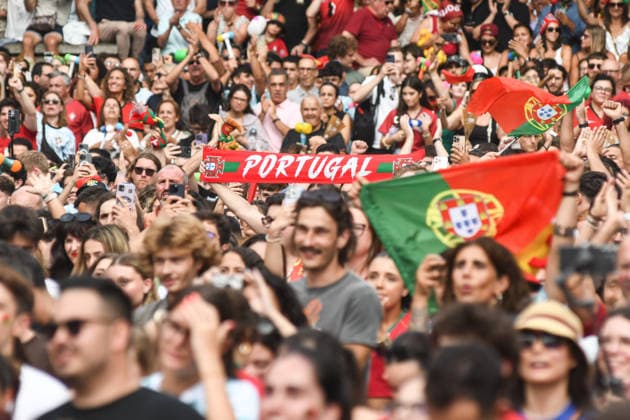 Torcida Portugal x Uzbequistão PORTO PT (PORTUGAL), PT - 23.06.2026: TORCIDA PORTUGAL X UZBEQUISTaO - Portuguese fans watch Portugal& 39;s second match in the 2026 FIFA World Cup, WM, Weltmeisterschaft, Fussball against Uzbekistan, broadcast from the Fan Zone set up in Praca de D. Joao I, in the center of Porto. The match, valid for the second round of Group K, is another step in the Portuguese national team, Nationalteam 39;s campaign in the World Cup being held in the United States, Canada and Mexico. (Photo: Daniela Maria Fotoarena) x2968337x  DanielaxMaria