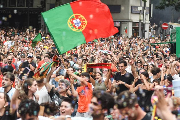 Torcida Portugal x Uzbequistão PORTO PT (PORTUGAL), PT - 23.06.2026: TORCIDA PORTUGAL X UZBEQUISTaO - Portuguese fans watch Portugal& 39;s second match in the 2026 FIFA World Cup, WM, Weltmeisterschaft, Fussball against Uzbekistan, in a broadcast from the Fan Zone set up in Praca de D. Joao I, in the center of Porto. The match, valid for the second round of Group K, is another step in the Portuguese national team, Nationalteam 39;s campaign in the World Cup being held in the United States, Canada and Mexico. (Photo: Daniela Maria Fotoarena) x2968347x  DanielaxMaria