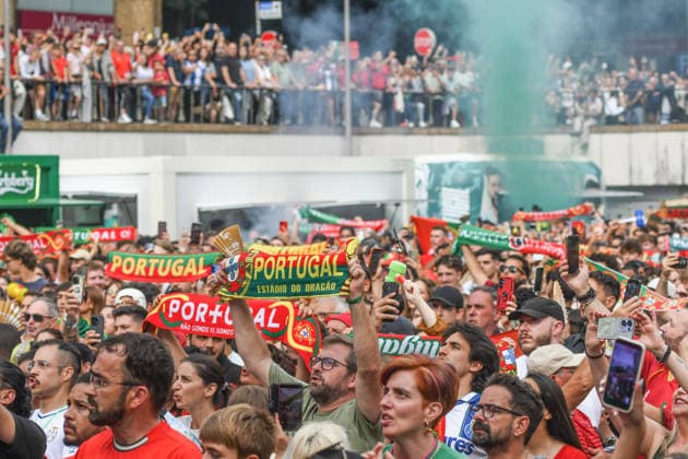 Torcida Portugal x Uzbequistão PORTO PT (PORTUGAL), PT - 23.06.2026: TORCIDA PORTUGAL X UZBEQUISTaO - Portuguese fans watch Portugal& 39;s second match in the 2026 FIFA World Cup, WM, Weltmeisterschaft, Fussball against Uzbekistan, in a broadcast from the Fan Zone set up in Praca de D. Joao I, in the center of Porto. The match, valid for the second round of Group K, is another step in the Portuguese national team, Nationalteam 39;s campaign in the World Cup being held in the United States, Canada and Mexico. (Photo: Daniela Maria Fotoarena) x2968339x  DanielaxMaria