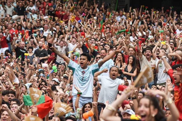 Torcida Portugal x Uzbequistão PORTO PT (PORTUGAL), PT - 23.06.2026: TORCIDA PORTUGAL X UZBEQUISTaO - Portuguese fans watch Portugal& 39;s second match in the 2026 FIFA World Cup, WM, Weltmeisterschaft, Fussball against Uzbekistan, in a broadcast from the Fan Zone set up in Praca de D. Joao I, in the center of Porto. The match, valid for the second round of Group K, is another step in the Portuguese national team, Nationalteam 39;s campaign in the World Cup being held in the United States, Canada and Mexico. (Photo: Daniela Maria Fotoarena) x2968343x  DanielaxMaria