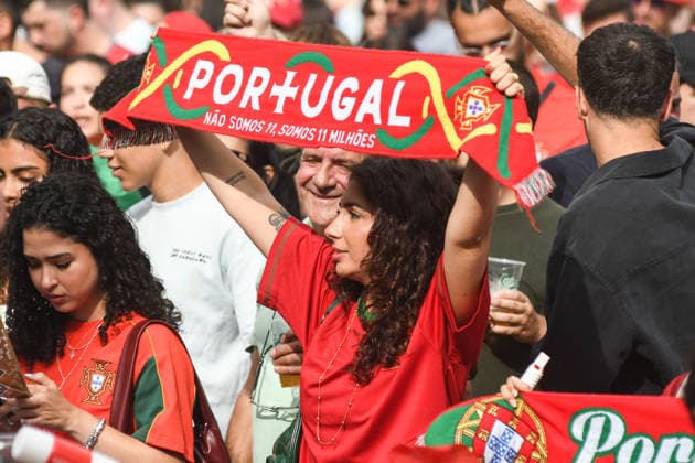 Torcida Portugal x Uzbequistão PORTO PT (PORTUGAL), PT - 23.06.2026: TORCIDA PORTUGAL X UZBEQUISTaO - Portuguese fans watch Portugal& 39;s second match in the 2026 FIFA World Cup, WM, Weltmeisterschaft, Fussball against Uzbekistan, in a broadcast from the Fan Zone set up in Praca de D. Joao I, in the center of Porto. The match, valid for the second round of Group K, is another step in the Portuguese national team, Nationalteam 39;s campaign in the World Cup being held in the United States, Canada and Mexico. (Photo: Daniela Maria Fotoarena) x2968345x  DanielaxMaria