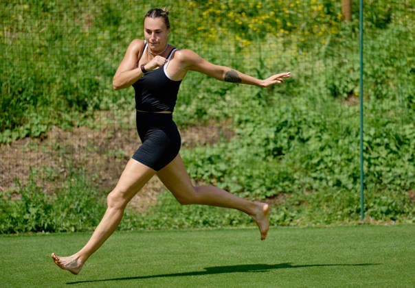 2026 Wimbledon, June 23, Practice LONDON, - JUNE 23: Aryna Sabalenka exercises with bare feet on the fresh grass during the 2026 Wimbledon, June 23, Practice at The all England club, Wimbledon on June 23, 2026 in London, GBR. London The all England club, Wimbledon GBR Copyright: xPeterxvanxdenxBerg ISIxPhotosx 9411