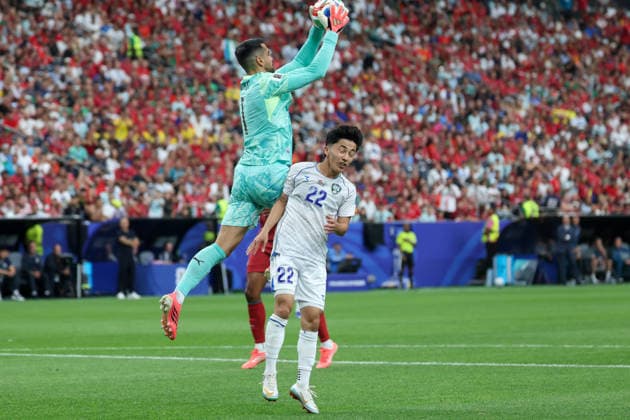 HOUSTON, TX - JUNE 23: Diego Costa 1 of Portugal leaps to pull a crossing ball away from Abbosbek Fayzullaev 22 of Uzbekistan during the FIFA World Cup, WM, Weltmeisterschaft, Fussball 2026 Group K match between Portugal and Uzbekistan on June 23, 2026, at Houston Stadium in Houston, Texas. (Photo by David Buono Icon Sportswire) SOCCER: JUN 23 FIFA World Cup 26 Group K - Portugal vs Uzbekistan EDITORIAL USE ONLY Icon260623037