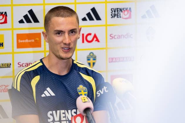 260623 Gustaf Lagerbielke of the Swedish men s national football team in the mixed zone after a training session during day 11 of the FIFA World Cup, WM, Weltmeisterschaft, Fussball 2026 on June 23, 2026 in Dallas. Photo: Petter Arvidson BILDBYRAN kod PA PA1251 fotboll football soccer fotball vm fotbolls-vm fotball-vm fotbolls-vm 2026 fifa world cup 2026 mixed zone sverige sweden sverige a day 13 bbeng *** June 23, 2026  Copyright: PETTERxARVIDSON BB260623PA096