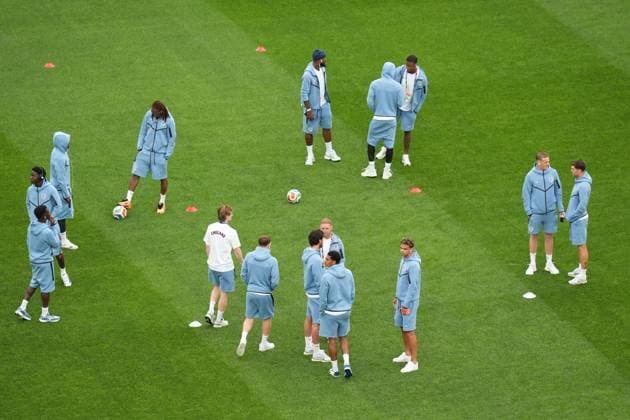 England inspect the pitch prior to kick off England v Ghana, 2026 FIFA World Cup, WM, Weltmeisterschaft, Fussball Group L, Football, Boston Stadium, Foxborough, Massachusetts, USA - 23 Jun 2026Foxborough Boston Stadium Massachusetts (MA) United States of America EDITORIAL USE ONLY No use with unauthorised audio, video, data, fixture lists, club league logos or live services. Online in-match use limited to 120 images, no video emulation. No use in betting, games or single club league player publications.  Copyright: xIsmaelxAdnan Shutterstockx 16956027ae