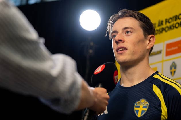 260623 Elliot Stroud of the Swedish men s national football team in the mixed zone after a training session during day 11 of the FIFA World Cup, WM, Weltmeisterschaft, Fussball 2026 on June 23, 2026 in Dallas. Photo: Petter Arvidson BILDBYRAN kod PA PA1251 fotboll football soccer fotball vm fotbolls-vm fotball-vm fotbolls-vm 2026 fifa world cup 2026 mixed zone sverige sweden sverige a day 13 bbeng *** June 23, 2026  Copyright: PETTERxARVIDSON BB260623PA104