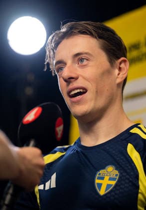 260623 Elliot Stroud of the Swedish men s national football team in the mixed zone after a training session during day 11 of the FIFA World Cup, WM, Weltmeisterschaft, Fussball 2026 on June 23, 2026 in Dallas. Photo: Petter Arvidson BILDBYRAN kod PA PA1251 fotboll football soccer fotball vm fotbolls-vm fotball-vm fotbolls-vm 2026 fifa world cup 2026 mixed zone sverige sweden sverige a day 13 bbeng *** June 23, 2026  Copyright: PETTERxARVIDSON BB260623PA105