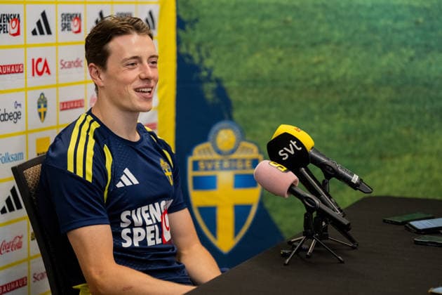 260623 Elliot Stroud of the Swedish men s national football team in the mixed zone after a training session during day 11 of the FIFA World Cup, WM, Weltmeisterschaft, Fussball 2026 on June 23, 2026 in Dallas. Photo: Petter Arvidson BILDBYRAN kod PA PA1251 fotboll football soccer fotball vm fotbolls-vm fotball-vm fotbolls-vm 2026 fifa world cup 2026 mixed zone sverige sweden sverige a day 13 bbeng *** June 23, 2026  Copyright: PETTERxARVIDSON BB260623PA106