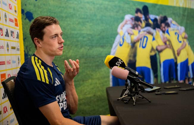 260623 Elliot Stroud of the Swedish men s national football team in the mixed zone after a training session during day 11 of the FIFA World Cup, WM, Weltmeisterschaft, Fussball 2026 on June 23, 2026 in Dallas. Photo: Petter Arvidson BILDBYRAN kod PA PA1251 fotboll football soccer fotball vm fotbolls-vm fotball-vm fotbolls-vm 2026 fifa world cup 2026 mixed zone sverige sweden sverige a day 13 bbeng *** June 23, 2026  Copyright: PETTERxARVIDSON BB260623PA107