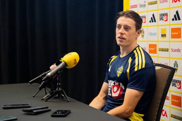 260623 Elliot Stroud of the Swedish men s national football team in the mixed zone after a training session during day 11 of the FIFA World Cup, WM, Weltmeisterschaft, Fussball 2026 on June 23, 2026 in Dallas. Photo: Petter Arvidson BILDBYRAN kod PA PA1251 fotboll football soccer fotball vm fotbolls-vm fotball-vm fotbolls-vm 2026 fifa world cup 2026 mixed zone sverige sweden sverige a day 13 bbeng *** June 23, 2026  Copyright: PETTERxARVIDSON BB260623PA108