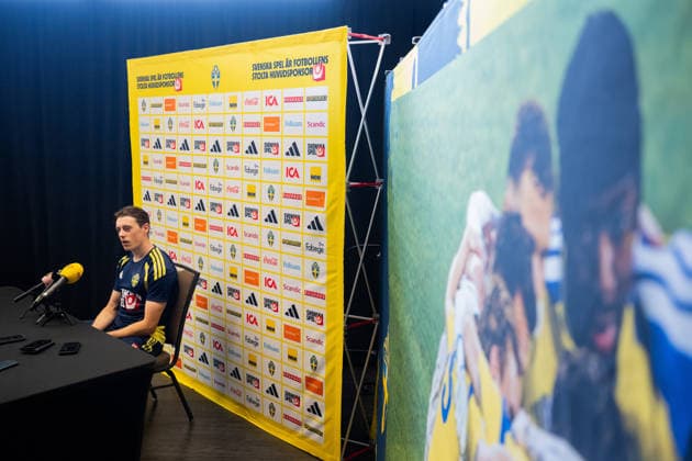 260623 Elliot Stroud of the Swedish men s national football team in the mixed zone after a training session during day 11 of the FIFA World Cup, WM, Weltmeisterschaft, Fussball 2026 on June 23, 2026 in Dallas. Photo: Petter Arvidson BILDBYRAN kod PA PA1251 fotboll football soccer fotball vm fotbolls-vm fotball-vm fotbolls-vm 2026 fifa world cup 2026 mixed zone sverige sweden sverige a day 13 bbeng *** June 23, 2026  Copyright: PETTERxARVIDSON BB260623PA109