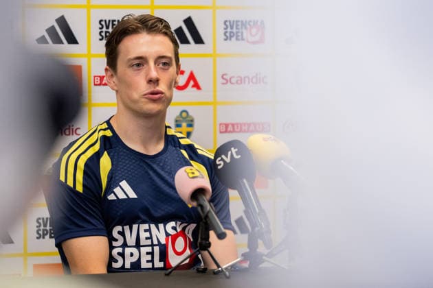 260623 Elliot Stroud of the Swedish men s national football team in the mixed zone after a training session during day 11 of the FIFA World Cup, WM, Weltmeisterschaft, Fussball 2026 on June 23, 2026 in Dallas. Photo: Petter Arvidson BILDBYRAN kod PA PA1251 fotboll football soccer fotball vm fotbolls-vm fotball-vm fotbolls-vm 2026 fifa world cup 2026 mixed zone sverige sweden sverige a day 13 bbeng *** June 23, 2026  Copyright: PETTERxARVIDSON BB260623PA112