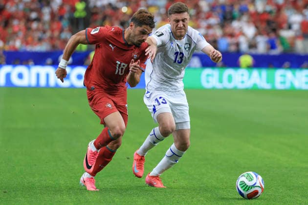 Portuguese midfielder Pedro Neto (L) battles with Sherzod Nasrullayev of Uzbekistan during the Group K soccer match between Portugal and Uzbekistan at the 2026 FIFA World Cup, WM, Weltmeisterschaft, Fussball 2026 group stage match at the Houston stadium, United States, 23 June 2026. FIFA World Cup 2026 - Group K - Portugal vs Uzbekistan !ACHTUNG: NUR REDAKTIONELLE NUTZUNG!  Copyright: xCarlosxRamirezx GRAF4375 0859844310st