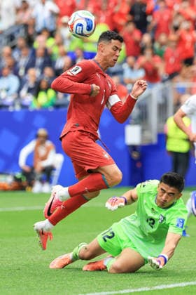Portuguese forward Cristiano Ronaldo (L) in front of Uzbekistan s goalkeeper Abduvohid Nematov during the Group K soccer match between Portugal and Uzbekistan at the 2026 FIFA World Cup, WM, Weltmeisterschaft, Fussball 2026 group stage match at the Houston stadium, United States, 23 June 2026. FIFA World Cup 2026 - Group K - Portugal vs Uzbekistan !ACHTUNG: NUR REDAKTIONELLE NUTZUNG!  Copyright: xCarlosxRamirezx GRAF4377 0859844328st