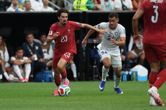 Portuguese midfielder Vitinha (L) escapes from Behruzjon Karimov from Uzbekistan during the Group K soccer match between Portugal and Uzbekistan at the 2026 FIFA World Cup, WM, Weltmeisterschaft, Fussball 2026 group stage match at the Houston stadium, United States, 23 June 2026. FIFA World Cup 2026 - Group K - Portugal vs Uzbekistan !ACHTUNG: NUR REDAKTIONELLE NUTZUNG!  Copyright: xKennethxFernandezx GRAF4380 0859844569st