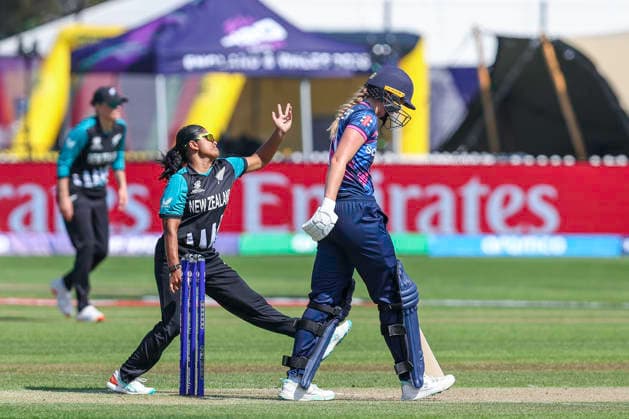New Zealand v Scotland - ICC Women s T20 World Cup England & Wales 2026 Nensi Patel of New Zealand bowls as Darcey Carter of Scotland edges forward during the ICC Women s T20 World Cup Group 2 match between New Zealand and Scotland at Seat Unique Stadium in Bristol, United Kingdom, on June 23, 2026. Bristol Gloucestershire United Kingdom  Copyright: xMIxNewsx originalFilename:fletcher-newzeala260623_npGAV.jpg