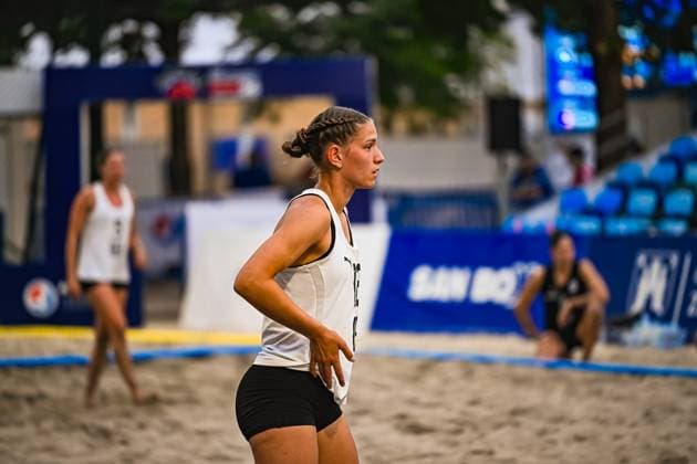 Dilayla Alarslan ( 12, Deutsche Frauen Beachhandball Nationalmannschaft) zeigt konzentrierte Spielweise während der IHF Beach Handball World Championship, WM, Weltmeisterschaft 2026 am 23. Juni 2026 am Jarun See in Zagreb. Die deutsche Spielerin in ihrem weiß-schwarzen Trikot positioniert sich defensiv auf dem Sandfeld, während Mitspiele­rinnen und Gegnerinnen im Hintergrund das intensive Turnier prägen. IHF Beach Handball World Championship 2026, 23.06.2026, Zagreb, Jarun See *** Dilayla Alarslan, 12, The German women’s national beach handball team displays focused play during the 2026 IHF Beach Handball World Championship on June 23, 2026, at Lake Jarun in Zagreb. The German player, wearing her black-and-white jersey, takes up a defensive position on the sand court, while teammates and opponents in the background shape the intense tournament Copyright: xspeedshotx xDorianfrickx