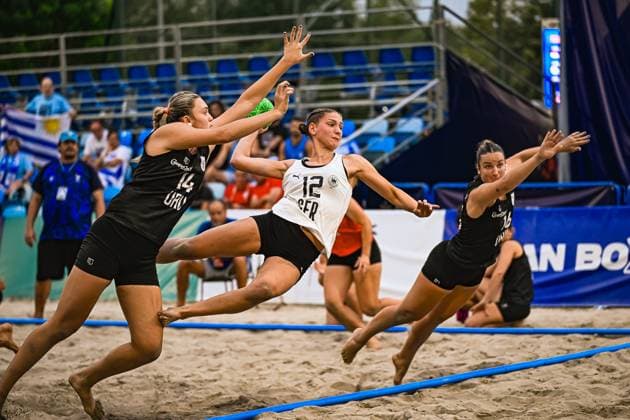 Dilayla Alarslan ( 12; Deutsche Frauen Beachhandball Nationalmannschaft) springt im Sand und wirft den Ball, während eine Gegenspielerin ( 14; Uruguay) den Wurf zu blocken versucht. Die Szene findet am Jarun See in Zagreb statt. IHF Beach Handball World Championship, WM, Weltmeisterschaft 2026, 23.06.2026, Zagreb, Jarun See *** Dilayla Alarslan, a member of the German women’s beach handball national team, jumps in the sand and throws the ball, while an opponent from Uruguay tries to block the shot. The scene takes place at Lake Jarun in Zagreb during the 2026 IHF Beach Handball World Championship, June 23, 2026, Zagreb, Lake Jarun,detected_source_language Copyright: xspeedshotx xDorianfrickx