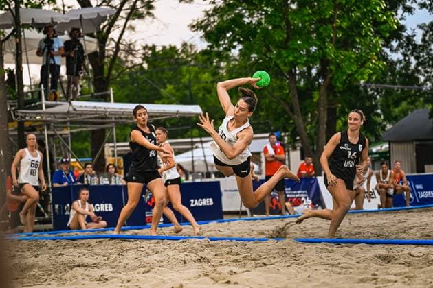 Amelie Möllmann ( 66; Deutsche Frauen Beachhandball Nationalmannschaft) springt dynamisch ab und wirft den grünen Ball in Richtung Tor, umgeben von Gegenspielerinnen Uruguays am Jarun See in Zagreb. Im Hintergrund sind Zuschauer und ein Kamerateam auf dem Podest zu sehen. IHF Beach Handball World Championship, WM, Weltmeisterschaft 2026, 23.06.2026, Zagreb, Jarun See *** Amelie Möllmann, No. 66 on the German women’s national beach handball team, takes a dynamic leap and throws the green ball toward the goal, surrounded by Uruguayan opponents at Lake Jarun in Zagreb. Spectators and a camera crew on the platform can be seen in the background. 2026 IHF Beach Handball World Championship, June 23, 2026, Zagreb, Lake Jarun,detected_source_language Copyright: xspeedshotx xDorianfrickx