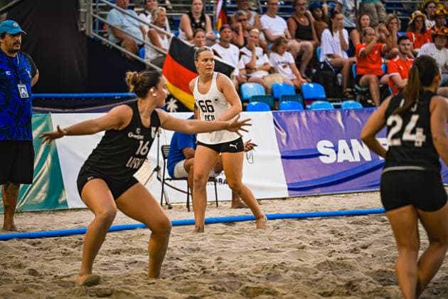 Amelie Möllmann ( 66; Deutsche Frauen Beachhandball Nationalmannschaft) beobachtet konzentriert das Spielgeschehen auf dem Sandplatz am Jarun See in Zagreb. Zwei Gegenspielerinnen – darunter 24 – sind in Abwehrstellung vor ihr positioniert. IHF Beach Handball World Championship, WM, Weltmeisterschaft 2026, 23.06.2026, Zagreb, Jarun See *** Amelie Möllmann, 66, of the German Women’s Beach Handball National Team, watches the action intently on the sand court at Lake Jarun in Zagreb. Two opposing players—one of whom is 24—are positioned in defense in front of her. IHF Beach Handball World Championship 2026, June 23, 2026, Zagreb, Lake Jarun,detected_source_language Copyright: xspeedshotx xDorianfrickx