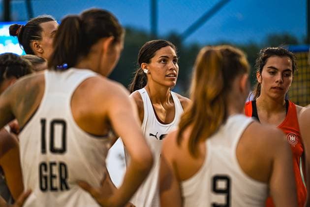 Mehrere Spielerinnen der Deutschen Frauen Beachhandball Nationalmannschaft stehen in einer Gruppe zusammen, im Hintergrund ist eine Spielerin in orangefarbenem Torwarttrikot zu sehen. Die Szene findet am Jarun See in Zagreb bei Abendlicht statt. IHF Beach Handball World Championship, WM, Weltmeisterschaft 2026, 23.06.2026, Zagreb, Jarun See *** Several players from the German womens national beach handball team are standing together in a group; in the background, a player in an orange goalkeeper jersey can be seen. The scene takes place at Lake Jarun in Zagreb in the evening light. IHF Beach Handball World Championship 2026, June 23, 2026, Zagreb, Lake Jarun,detected_source_language Copyright: xspeedshotx xDorianfrickx
