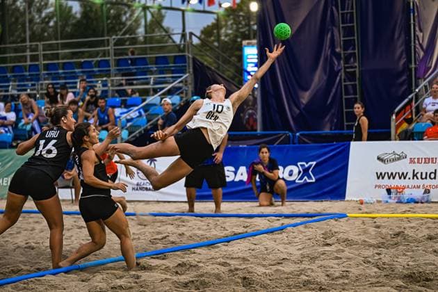 Isabel Kattner ( 10; Deutsche Frauen Beachhandball Nationalmannschaft) streckt sich im Sprung weit aus und wirft den grünen Ball in Richtung Tor. Zwei Gegenspielerinnen Uruguays setzen ihr dabei unter Druck. IHF Beach Handball World Championship, WM, Weltmeisterschaft 2026, 23.06.2026, Zagreb, Jarun See *** Isabel Kattner, No. 10 on the German women’s beach handball national team, leaps high and throws the green ball toward the goal. Two Uruguayan defenders are putting pressure on her. 2026 IHF Beach Handball World Championship, June 23, 2026, Zagreb, Lake Jarun,detected_source_language Copyright: xspeedshotx xDorianfrickx