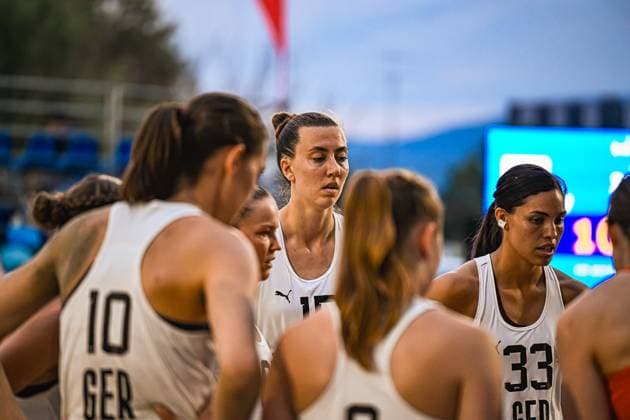 Mehrere Spielerinnen der Deutschen Frauen Beachhandball Nationalmannschaft stehen in einer Gruppe zusammen, darunter Isabel Kattner ( 10; Deutsche Frauen Beachhandball Nationalmannschaft) und Lucie Marie Kretzschmar ( 33; Deutsche Frauen Beachhandball Nationalmannschaft). Die Spielerinnen wirken fokussiert und konzentriert beim Jarun See in Zagreb, Kroatien. IHF Beach Handball World Championship, WM, Weltmeisterschaft 2026, 23.06.2026, Zagreb, Jarun See *** Several players from the German Women’s Beach Handball National Team are gathered in a group, including Isabel Kattner (No. 10, German Women’s Beach Handball National Team) and Lucie Marie Kretzschmar (No. 33, German Women’s Beach Handball National Team). The players appear focused and concentrated at Lake Jarun in Zagreb, Croatia, 2026 IHF Beach Handball World Championship, June 23, 2026, Zagreb, Lake Jarun,detected_source_language Copyright: xspeedshotx xDorianfrickx