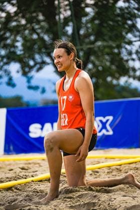 Lena Klingler ( 17; Deutsche Frauen Beachhandball Nationalmannschaft) kniet lächelnd im Sand am Jarun See in Zagreb. Sie trägt das orangefarbene Trikot mit der Aufschrift GER und dem DHB-Adler. IHF Beach Handball World Championship, WM, Weltmeisterschaft 2026, 23.06.2026, Zagreb, Jarun See *** Lena Klingler, 17, of the German women’s national beach handball team, kneels smiling in the sand at Lake Jarun in Zagreb. She is wearing the orange jersey with GER and the DHB eagle logo. IHF Beach Handball World Championship 2026, June 23, 2026, Zagreb, Lake Jarun,detected_source_language Copyright: xspeedshotx xDorianfrickx