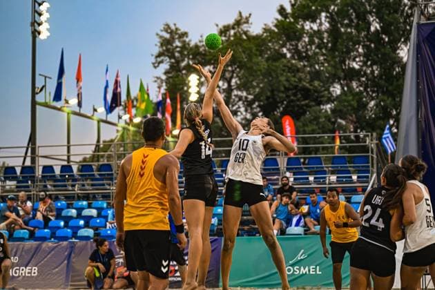 Isabel Kattner ( 10; Deutsche Frauen Beachhandball Nationalmannschaft) kämpft mit einer Gegenspielerin ( 14) um den Ball beim Anwurf am Jarun See in Zagreb. Im Hintergrund sind zahlreiche Länderflaggen und Zuschauer auf der Tribüne zu sehen. IHF Beach Handball World Championship, WM, Weltmeisterschaft 2026, 23.06.2026, Zagreb, Jarun See *** Isabel Kattner, No. 10, of the German women’s beach handball national team battles for the ball with an opponent, No. 14, during the opening throw at Lake Jarun in Zagreb. In the background, numerous national flags and spectators in the stands can be seen. 2026 IHF Beach Handball World Championship, June 23, 2026, Zagreb, Lake Jarun,detected_source_language Copyright: xspeedshotx xDorianfrickx