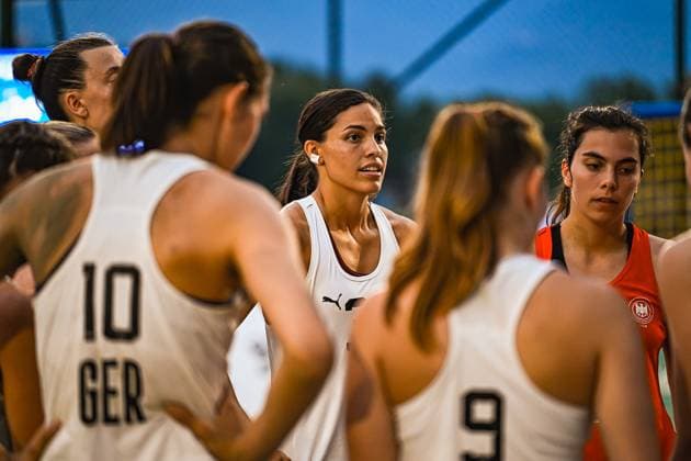 Spielerinnen der deutschen Frauen-Beachhandball-Nationalmannschaft stehen während einer Auszeit in konzentrierter Teambesprechung zusammen. Im Fokus: Lucie Marie Kretzschmar ( 33), Isabel Kattner ( 10) und Emma Pilz ( 9) bei der taktischen Abstimmung. Im Hintergrund ist die Abenddämmerung über dem Jarun See in Zagreb zu sehen. IHF Beach Handball World Championship, WM, Weltmeisterschaft 2026, 23.06.2026, Zagreb, Jarun See *** Players from the German women’s national beach handball team gather for a focused team discussion during a timeout. In the spotlight Copyright: xspeedshotx xDorianfrickx