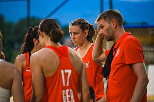 Pauline Borrmann ( 18) der Deutschen Frauen Beachhandball Nationalmannschaft konzentriert sich während einer Auszeit-Besprechung. Die Spielerin im roten Trikot hört die taktischen Anweisungen des Trainers am Jarun See in Zagreb bei der IHF Beach Handball World Championship, WM, Weltmeisterschaft 2026. IHF Beach Handball World Championship 2026, 23.06.2026, Zagreb, Jarun See *** Pauline Borrmann, No. 18 on the German women’s national beach handball team, concentrates during a timeout discussion. The player in the red jersey listens to the coach’s tactical instructions at Lake Jarun in Zagreb during the 2026 IHF Beach Handball World Championship. IHF Beach Handball World Championship 2026, June 23, 2026, Zagreb, Lake Jarun,detected_source_language Copyright: xspeedshotx xDorianfrickx