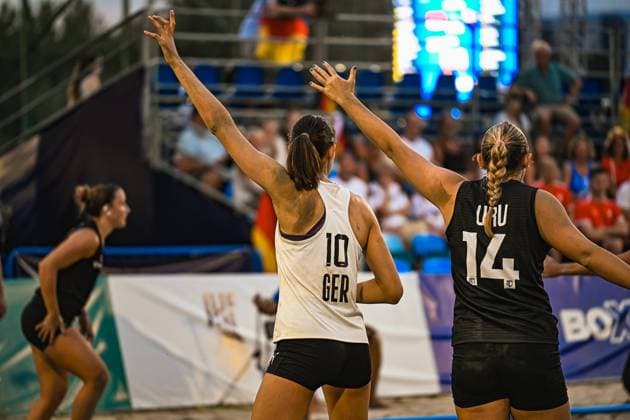 Isabel Kattner ( 10; Deutsche Frauen Beachhandball Nationalmannschaft) reißt beide Arme in die Höhe, neben ihr eine Spielerin mit Nummer 14 im schwarzen URU-Trikot. Im Hintergrund sind Zuschauer und eine Deutschland-Fahne zu sehen. IHF Beach Handball World Championship, WM, Weltmeisterschaft 2026, 23.06.2026, Zagreb, Jarun See *** Isabel Kattner, a member of the German women’s beach handball national team, raises both arms in the air; next to her is a player wearing number 14 in a black URU jersey. Spectators and a German flag can be seen in the background. IHF Beach Handball World Championship 2026, June 23, 2026, Zagreb, Lake Jarun,detected_source_language Copyright: xspeedshotx xDorianfrickx