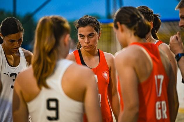 Spielerinnen der Deutschen Frauen Beachhandball Nationalmannschaft stehen in einer Auszeit-Besprechung zusammen, eine Spielerin im orangefarbenen Torwarttrikot blickt konzentriert in die Runde. Links ist eine Spielerin im weißen Trikot mit der Nummer 9 zu sehen. IHF Beach Handball World Championship, WM, Weltmeisterschaft 2026, 23.06.2026, Zagreb, Jarun See *** Players from the German womens national beach handball team are gathered for a timeout discussion; a player in an orange goalkeeper jersey looks intently at the group. On the left is a player in a white jersey with the number 9. IHF Beach Handball World Championship 2026, June 23, 2026, Zagreb, Lake Jarun,detected_source_language Copyright: xspeedshotx xDorianfrickx